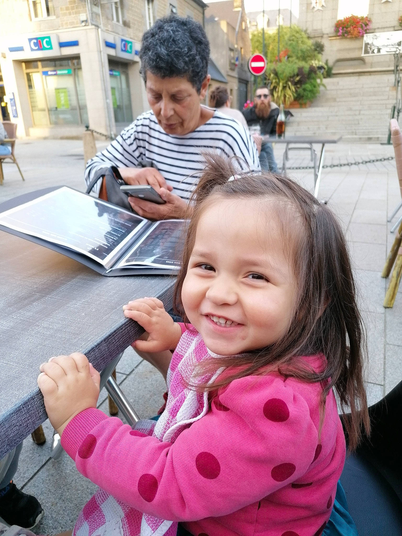 Inaya a rejoint le concours — aidez-le/la à gagner de superbes lots ! adaptation, blurred, book, child, event, fun, happy, joy, leisure, people, person, photograph, plant, public_space, publication, recreation, sitting, smile, snapshot, table