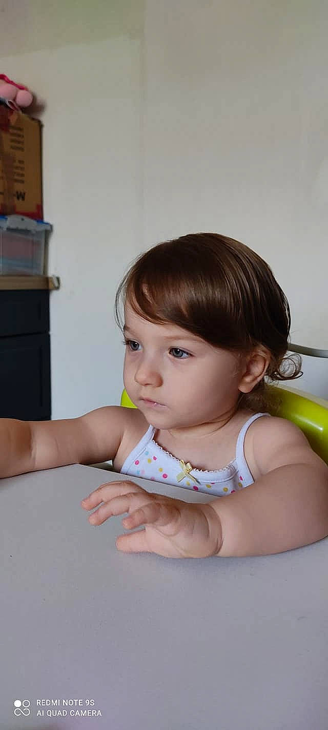 Rose a rejoint le concours — aidez-le/la à gagner de superbes lots ! baby, baby_toddler_clothing, cheek, child, elbow, eyelash, facial_expression, finger, flooring, gesture, hand, happy, joint, neck, person, shoulder, skin, sleeve, standing, thumb