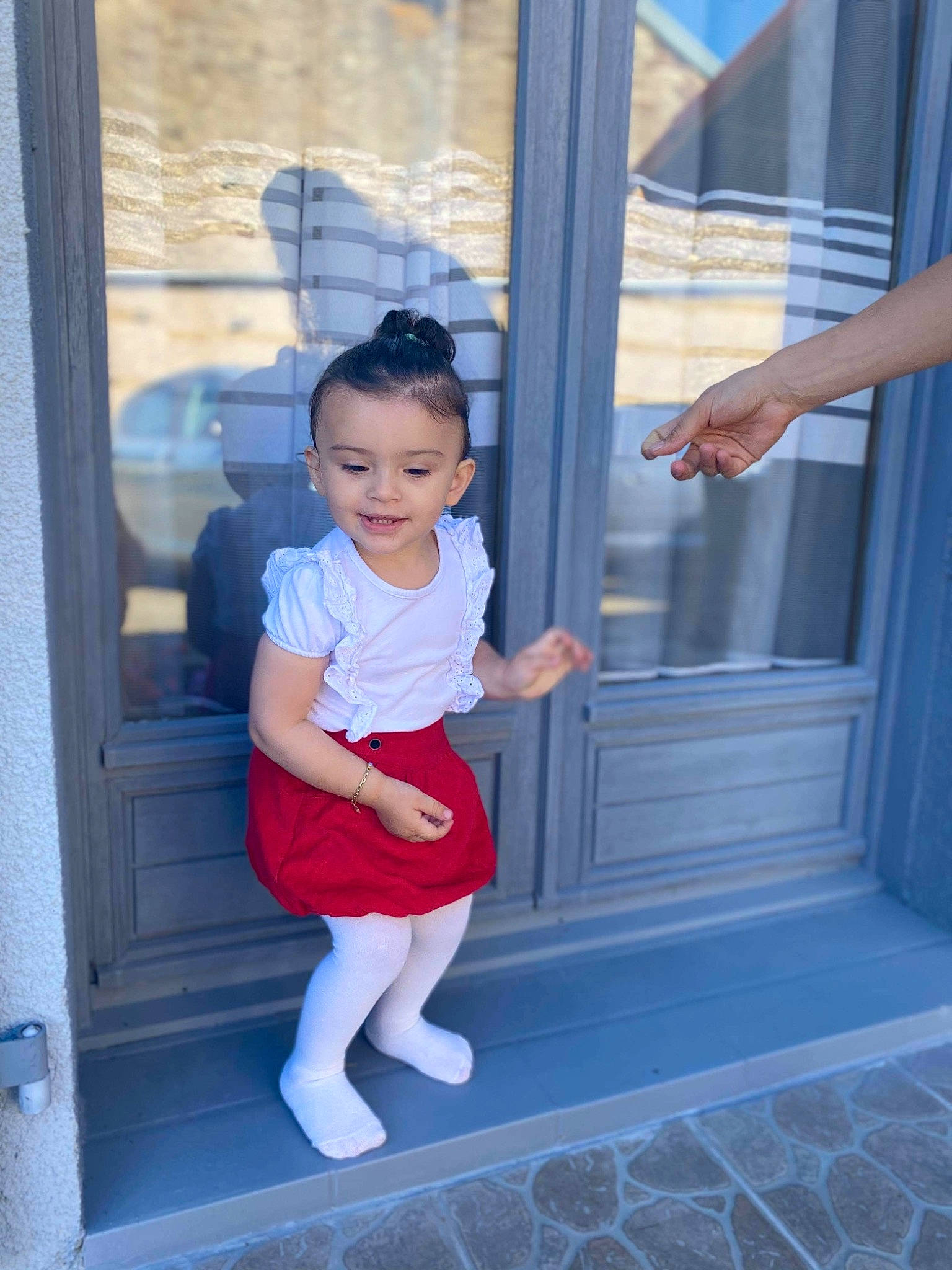 Eniza participe au concours pour gagner de l'argent avec cette photo : azure, baby_toddler_clothing, blue, door, electric_blue, face, facial_expression, fun, hairstyle, happy, human_leg, joy, leisure, magenta, person, purple, shoulder, smile, standing, thigh