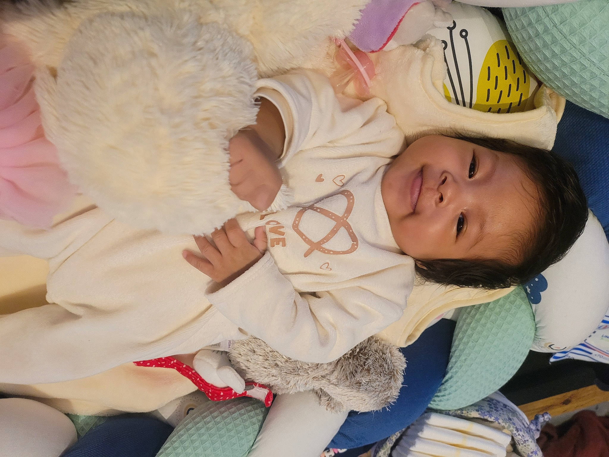 Meyline participe au concours pour gagner de l'argent avec cette photo : baby, baby_products, baby_toddler_clothing, cheek, child, comfort, eye, facial_expression, finger, hand, happy, hat, headgear, linens, mouth, person, skin, smile, toddler, tree