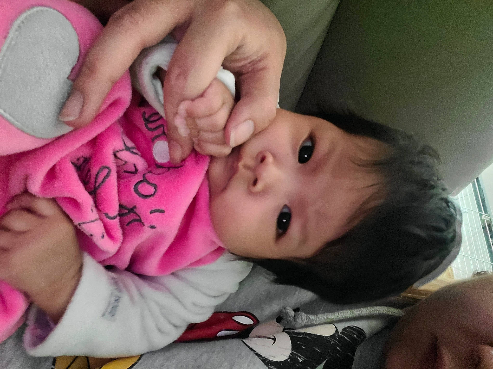 Meyline participe au concours pour gagner de l'argent avec cette photo : arm, baby, baby_products, baby_toddler_clothing, cheek, child, drinkware, ear, eyelash, finger, gesture, hand, happy, lip, mouth, nail, nose, person, skin, thumb