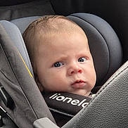 Estebàn a rejoint le concours — aidez-le/la à gagner de superbes lots ! baby, child, car_seat, car_interior, seat_belt, gray_padding, infant, strapped_in, curious_expression, face, head, person, transportation, safety, young_child, car_trip, seat, baby_face, indoors, travel