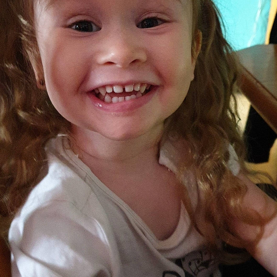 Phoebe a rejoint le concours — aidez-le/la à gagner de superbes lots ! blond, cheek, child, chin, eye, eyebrow, face, facial_expression, hair, head, headwear, jaw, joy, laugh, lip, mouth, nose, organ, person, selfie