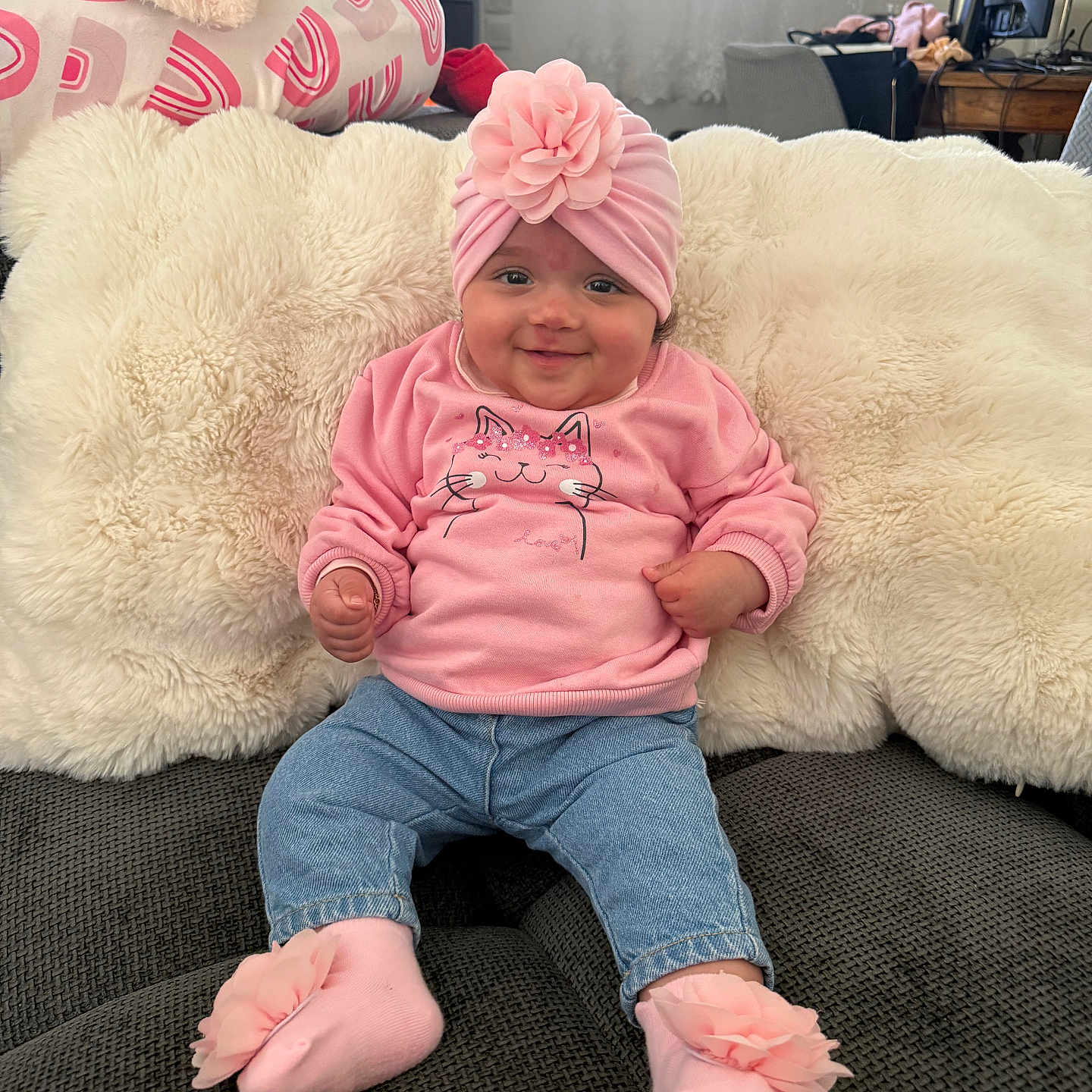 Jenaiah participe au concours pour gagner de l'argent avec cette photo : baby, computer_monitor, cozy, cushion, cute, flower_headband, girl, infant, jeans, living_room, pink_headband, pink_socks, pink_sweater, plush_pillow, portrait, sitting, smiling, sofa, white_fur, window