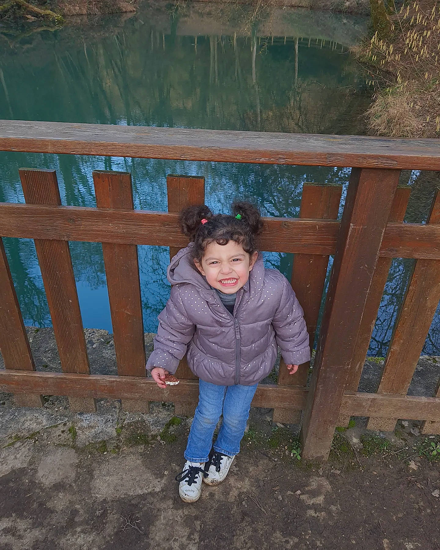 Elya participe au concours pour gagner de l'argent avec cette photo : baby_toddler_clothing, child, fence, fun, grass, happy, home_fencing, joy, landscape, leisure, pattern, people_in_nature, person, plant, play, sitting, smile, standing, toddler, vacation