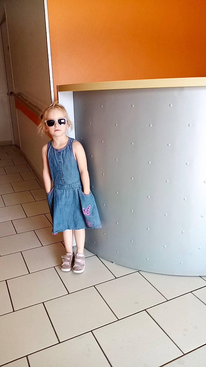 Elyana participe au concours pour gagner de l'argent avec cette photo : day_dress, electric_blue, eyewear, fashion_design, floor, flooring, goggles, grey, human_leg, line, one_piece_garment, pattern, person, shoulder, sleeve, standing, street_fashion, sunglasses, textile, waist