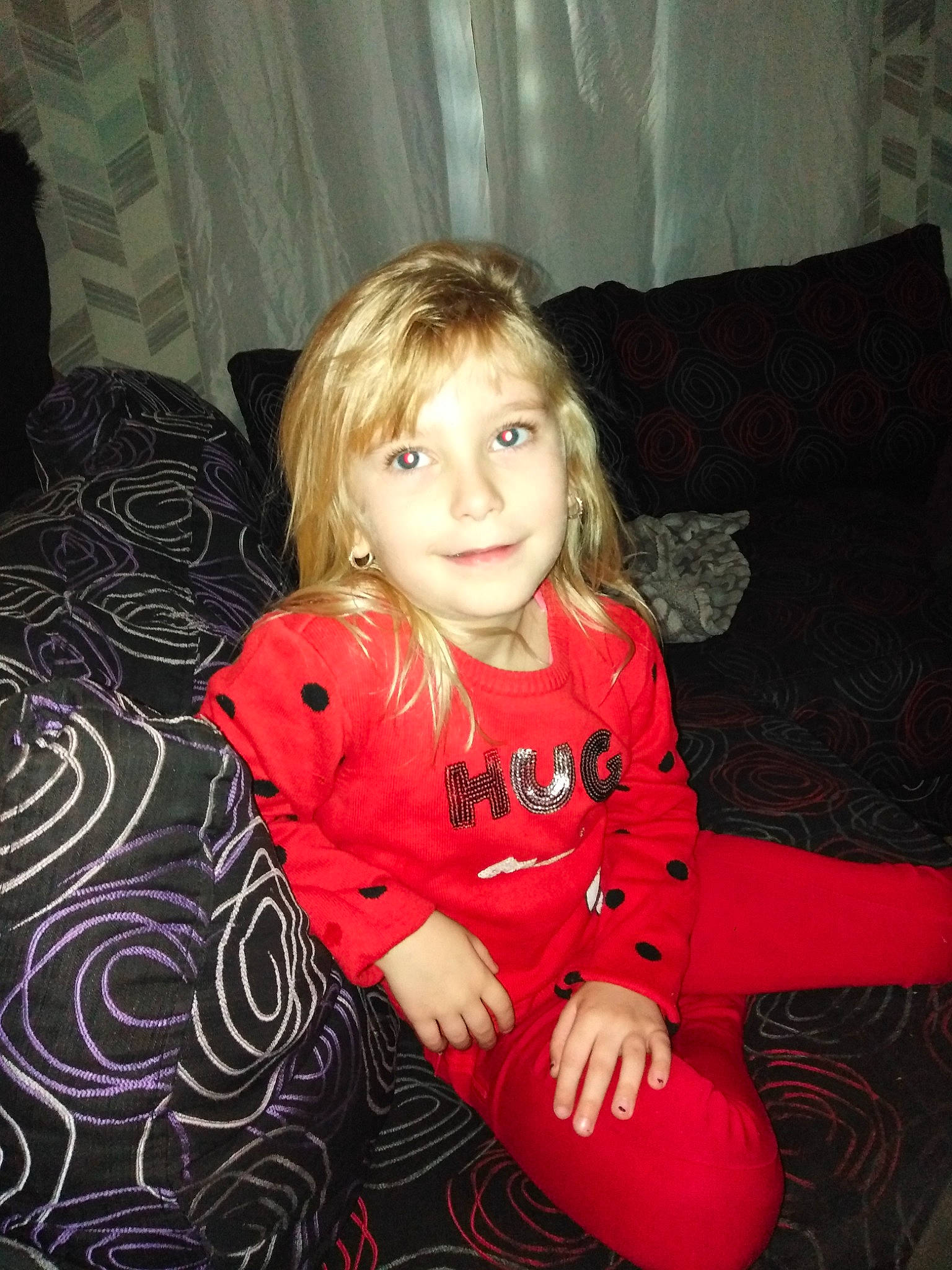 Elyana a rejoint le concours — aidez-le/la à gagner de superbes lots ! baby_toddler_clothing, cheek, child, comfort, curtain, eye, flash_photography, floor, flooring, fun, hair, happy, human_body, iris, joy, long_hair, mouth, person, sitting, smile