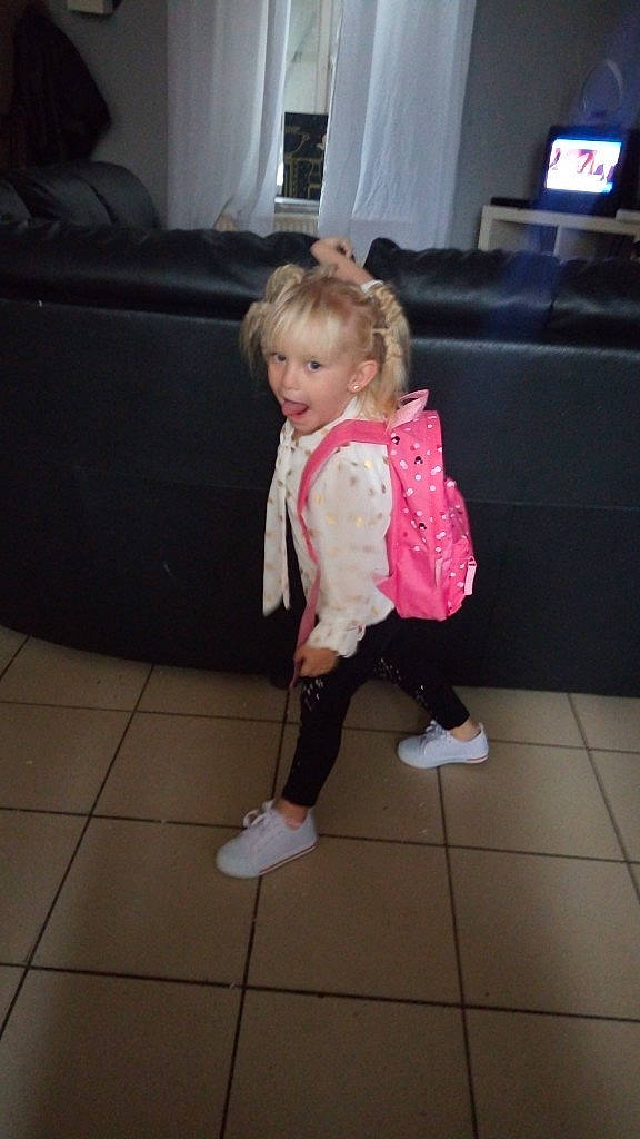 Elyana a rejoint le concours — aidez-le/la à gagner de superbes lots ! child, flooring, fun, leg, person, pink, play, shoe, standing, toddler, vacation