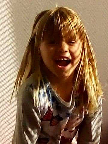 Kayliah participe au concours pour gagner de l'argent avec cette photo : bangs, blond, brown_hair, chin, girl, hair, hair_coloring, hairstyle, human_hair_color, jaw, layered_hair, long_hair, mouth, person, smile