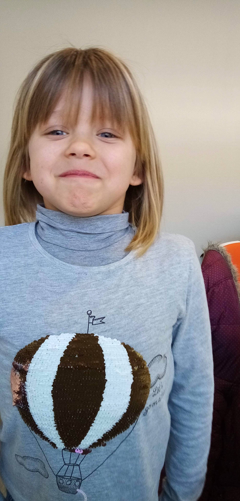 Kayliah a rejoint le concours — aidez-le/la à gagner de superbes lots ! brown_hair, child, hair, neck, outerwear, pattern, person, shoulder, sleeve, sweater, t_shirt, toddler, top, wool