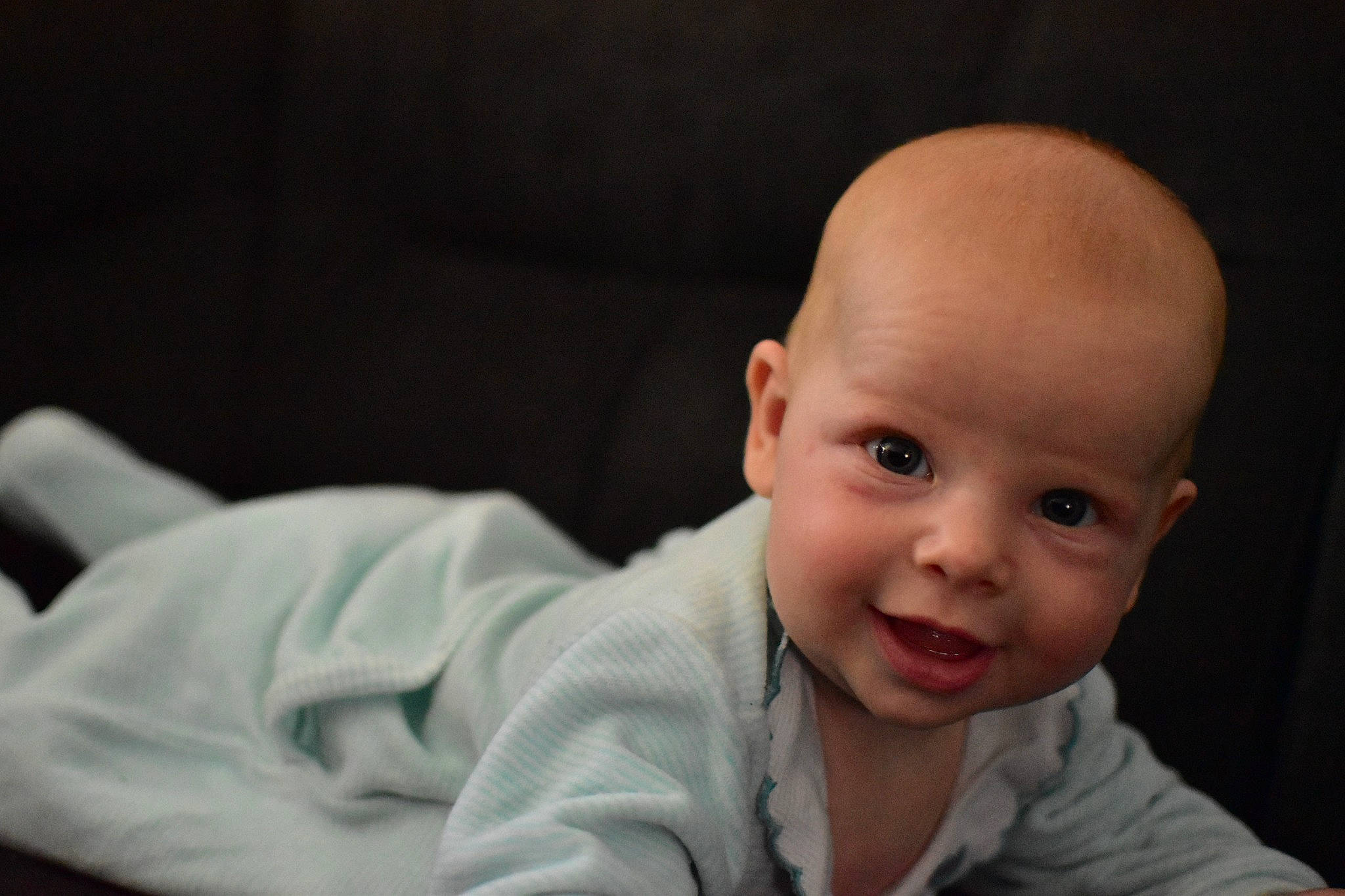 Malia a rejoint le concours — aidez-le/la à gagner de superbes lots ! baby, baby_toddler_clothing, cheek, comfort, darkness, eyebrow, flash_photography, flooring, fun, happy, iris, mouth, nose, person, portrait_photography, sitting, skin, smile, toddler, tummy_time