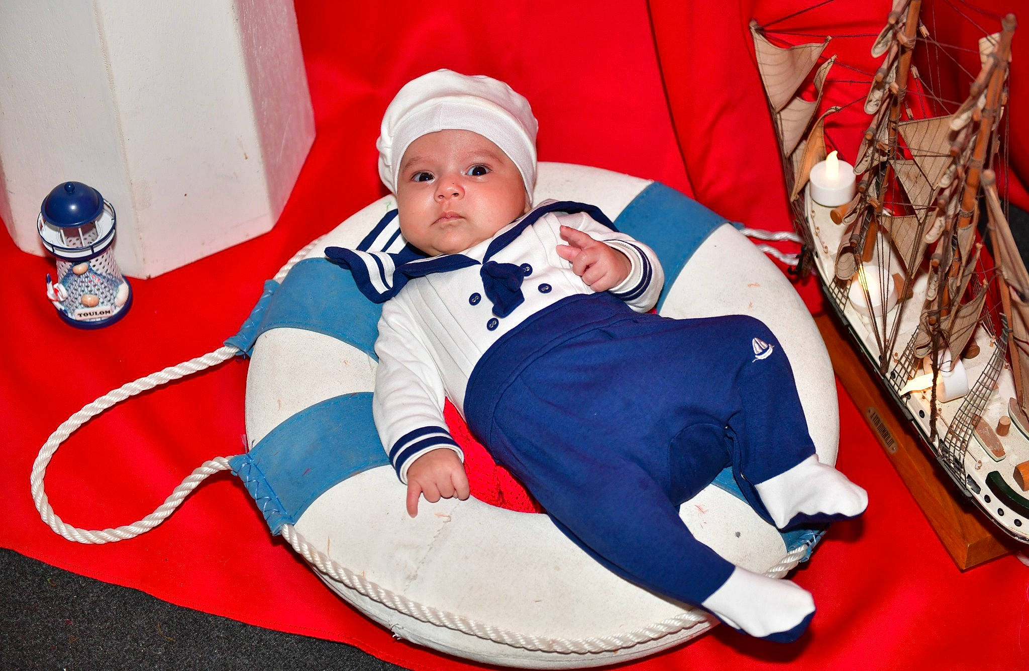 Noham a rejoint le concours — aidez-le/la à gagner de superbes lots ! child, headwear, person, sitting