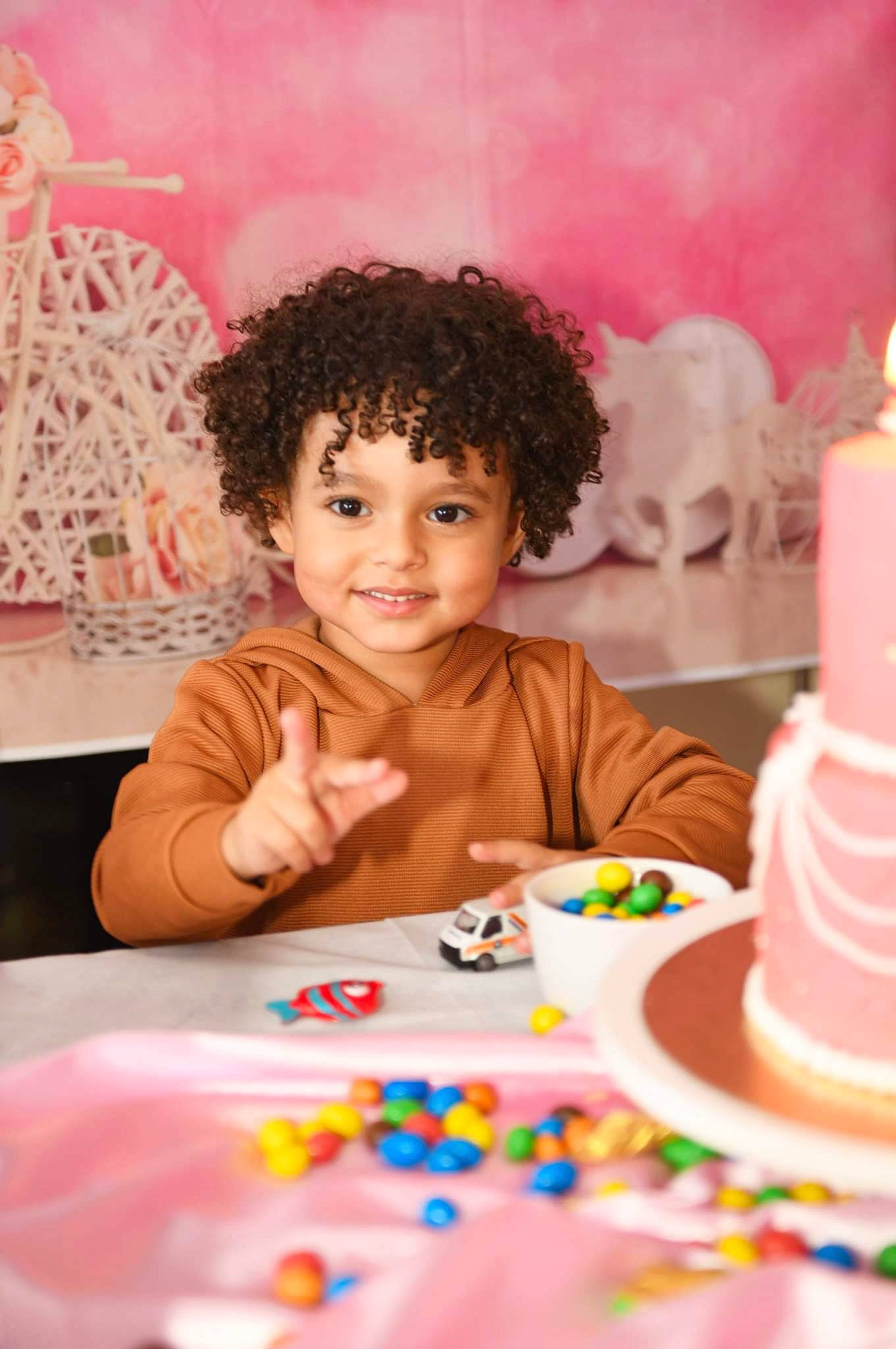 Noham a rejoint le concours — aidez-le/la à gagner de superbes lots ! afro, birthday, birthday_cake, birthday_candle, birthday_party, cake, cake_decorating, cake_decorating_supply, child, event, food, fun, happy, joy, party, person, pink, smile, sugar_cake, sweetness
