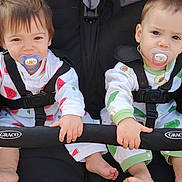 Léo a rejoint le concours — aidez-le/la à gagner de superbes lots ! baby, toddler, pacifier, stroller, child, outdoor, pajamas, footwear, hand, grip, asphalt, graco, double_stroller, cute, infant, sibling, playful, sunlight, expression, person