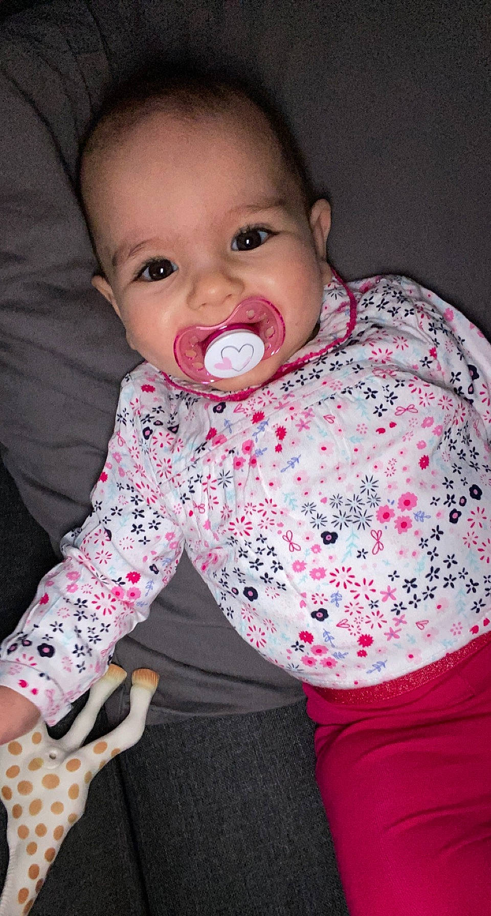 Lucia participe au concours pour gagner de l'argent avec cette photo : baby, baby_toddler_clothing, cheek, comfort, eye, eyelash, face, finger, iris, lip, mouth, neck, nose, organ, person, pink, product, skin, sleeve, textile