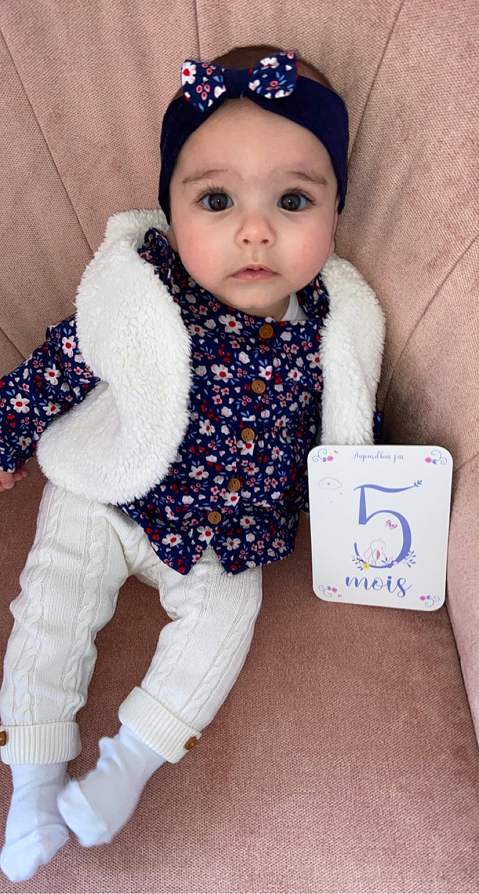 Lucia participe au concours pour gagner de l'argent avec cette photo : arm, baby, baby_toddler_clothing, blue, cap, cool, electric_blue, finger, headwear, human_body, iris, neck, outerwear, pattern, person, pink, product, skin, sleeve, textile
