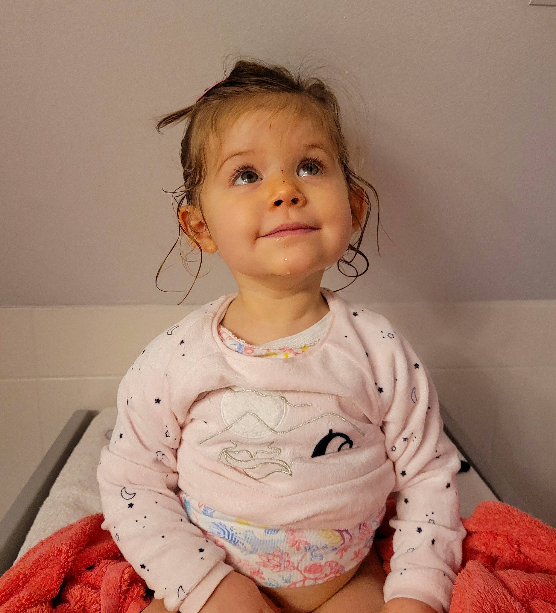 Elsa participe au concours pour gagner de l'argent avec cette photo : arm, baby_toddler_clothing, cheek, chin, dress, eye, eyebrow, face, hair, hand, head, human_body, joy, leg, lip, mouth, neck, nose, person, skin