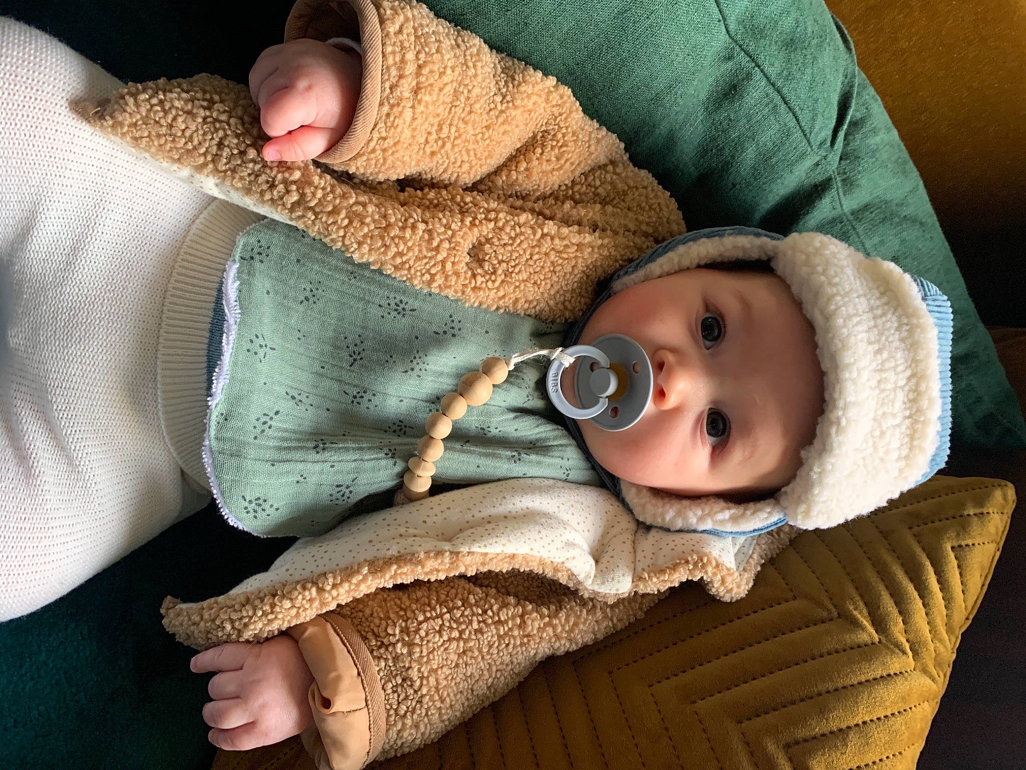 Léonard a rejoint le concours — aidez-le/la à gagner de superbes lots ! arm, baby, baby_toddler_clothing, cheek, comfort, eye, face, facial_expression, finger, glasses, head, headwear, human_body, mouth, neck, nose, outerwear, person, skin, sleeve
