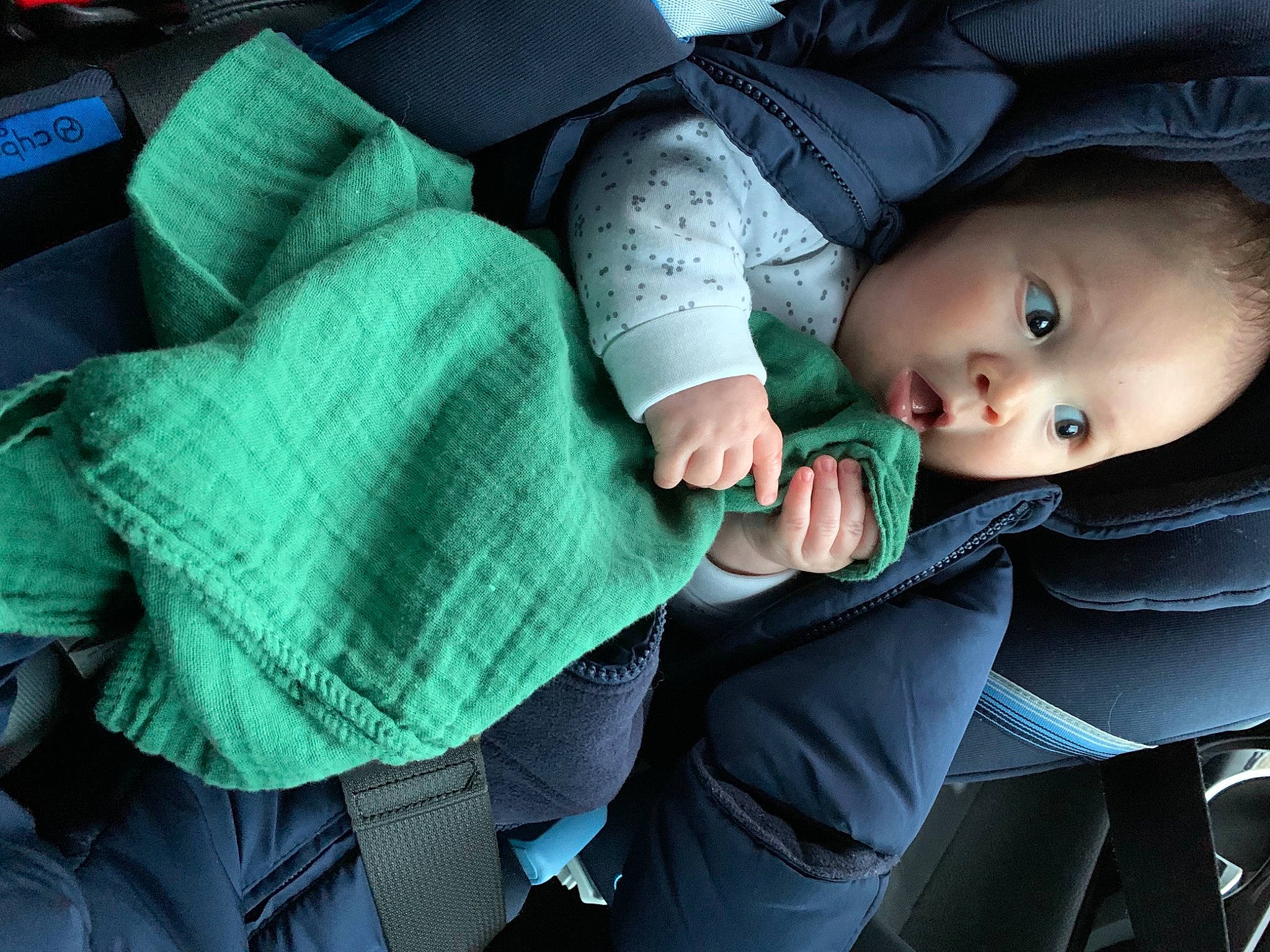 Léonard participe au concours pour gagner de l'argent avec cette photo : auto_part, baby, baby_carriage, baby_products, car_seat, comfort, denim, electric_blue, fashion_accessory, flash_photography, gesture, hand, hat, human_leg, lip, luxury_vehicle, outerwear, person, sitting, surprise