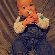 Elyo a rejoint le concours — aidez-le/la à gagner de superbes lots ! baby, bodypart, clothing, couch, face, finger, footwear, furniture, hand, head, hosiery, jeans, pants, person, photography, portrait, shoe, shorts, sitting, sock