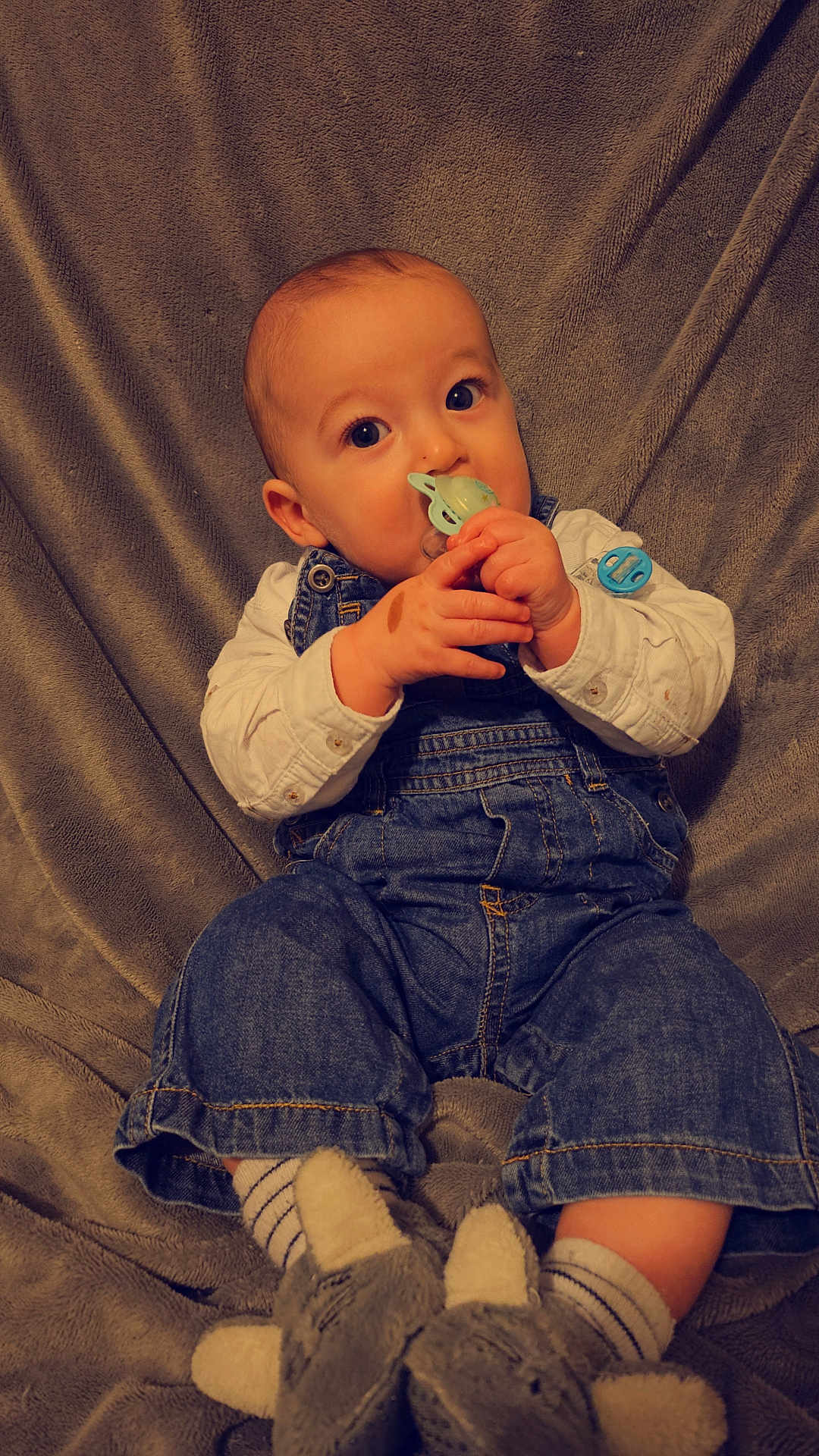 Elyo a rejoint le concours — aidez-le/la à gagner de superbes lots ! baby, bodypart, clothing, couch, face, finger, footwear, furniture, hand, head, hosiery, jeans, pants, person, photography, portrait, shoe, shorts, sitting, sock