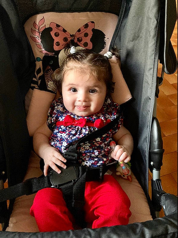 Naomi participe au concours pour gagner de l'argent avec cette photo : baby, baby_toddler_clothing, black, chair, child, comfort, costume_hat, event, fun, happy, head, lap, mammal, pattern, person, pink, red, sitting, smile, thigh