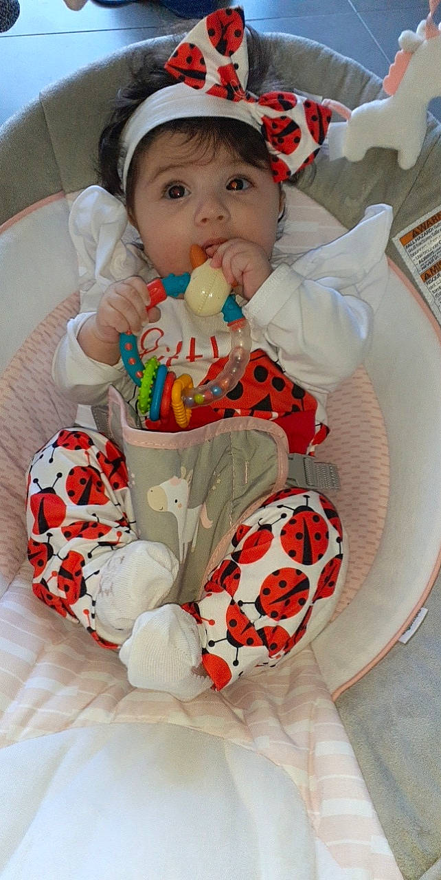 Naomi a rejoint le concours — aidez-le/la à gagner de superbes lots ! baby, baby_products, baby_toddler_clothing, baby_toys, carmine, chair, child, comfort, event, fun, headwear, pattern, person, play, product, room, sitting, sock, stuffed_toy, textile