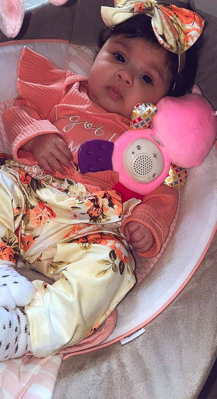 Naomi a rejoint le concours — aidez-le/la à gagner de superbes lots ! baby, baby_carriage, baby_products, baby_sleeping, baby_toddler_clothing, car_seat, carmine, cheek, child, comfort, event, happy, linens, pattern, person, pink, room, textile, toddler, toy