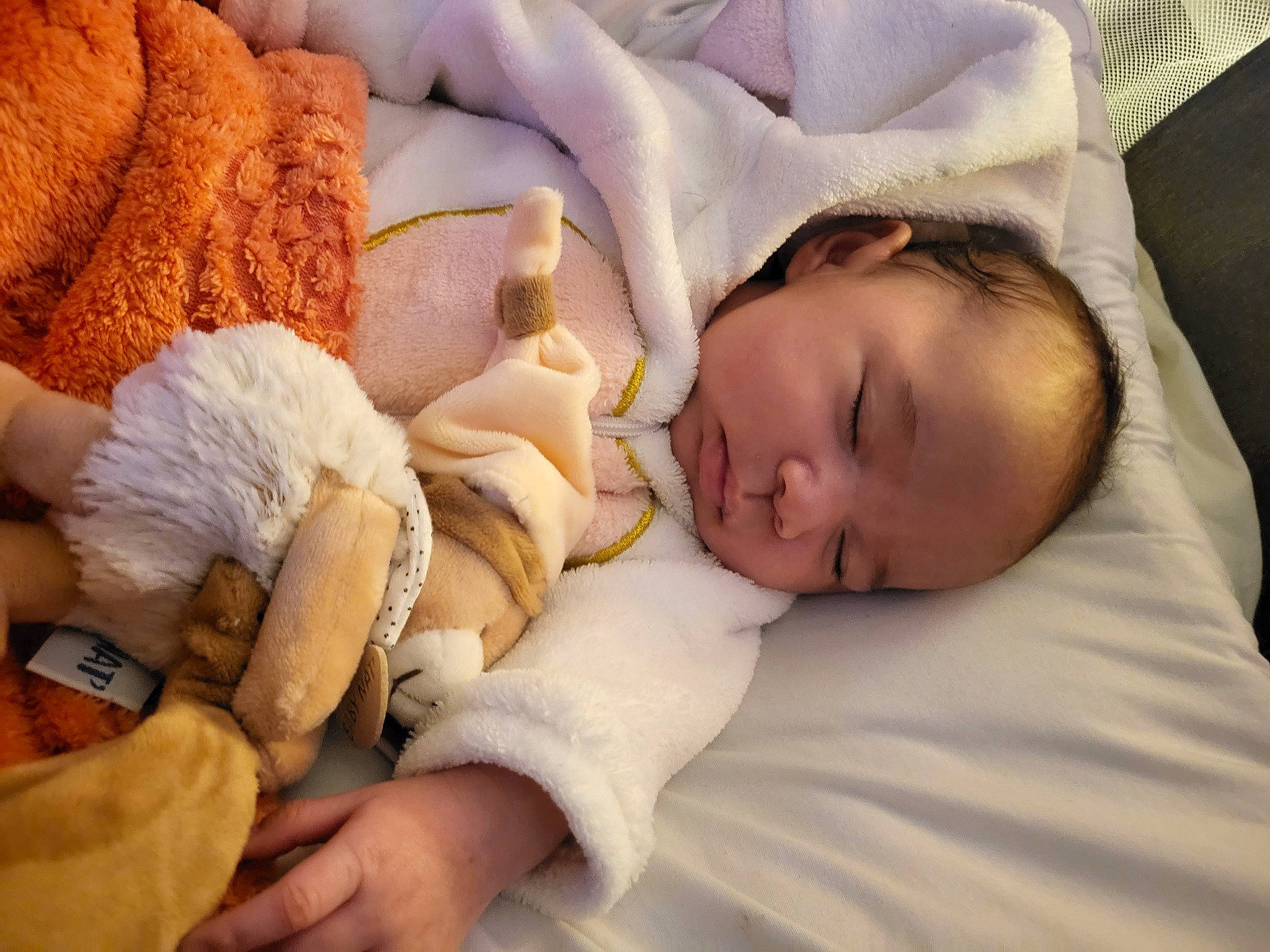 Layannah a rejoint le concours — aidez-le/la à gagner de superbes lots ! baby, baby_sleeping, baby_toddler_clothing, bed, bedding, bedtime, blanket, cheek, child, comfort, event, finger, happy, linens, nail, nap, person, room, skin, sleep