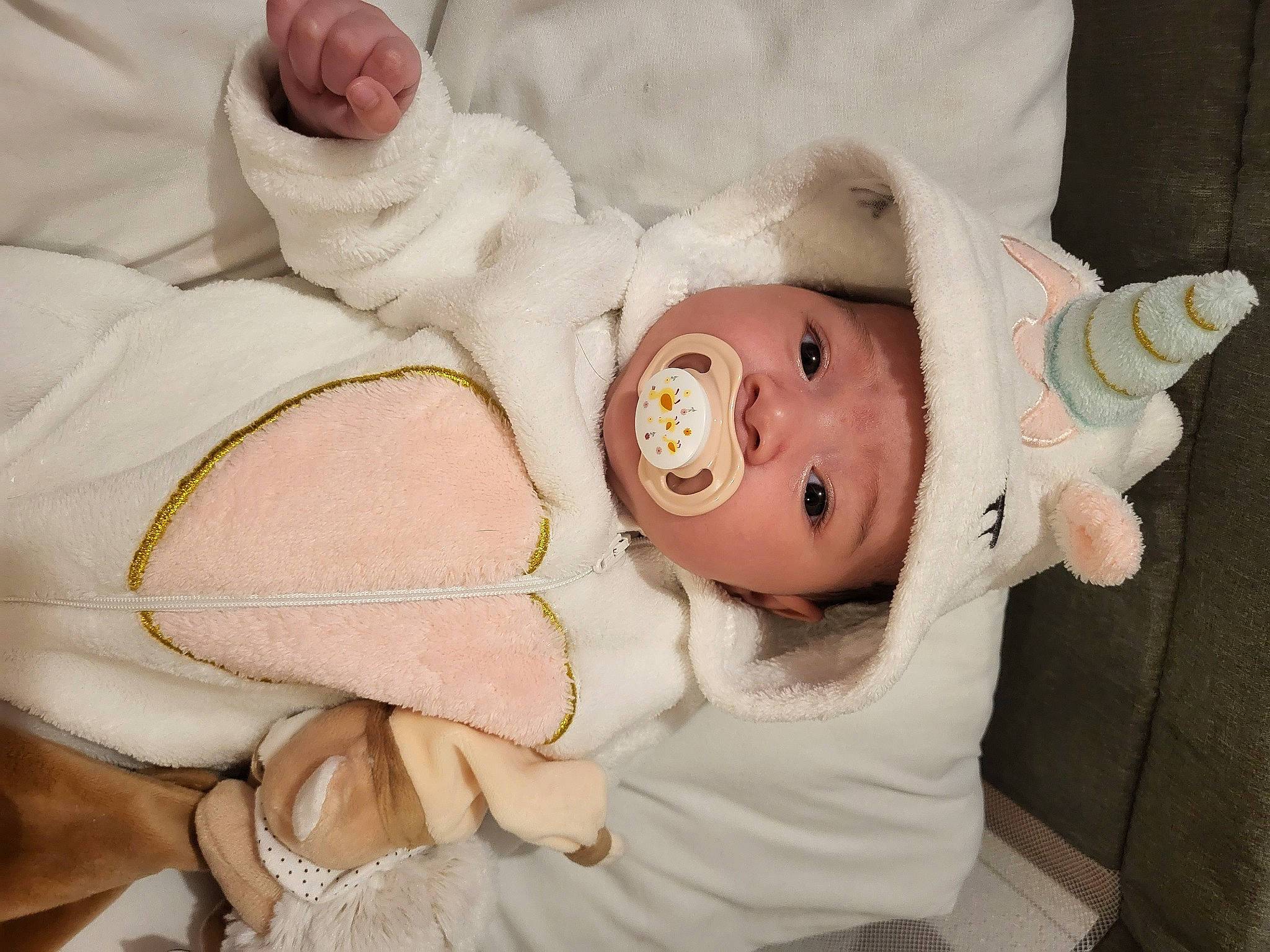 Layannah a rejoint le concours — aidez-le/la à gagner de superbes lots ! baby, baby_products, baby_sleeping, baby_toddler_clothing, child, comfort, costume, fur, hand, happy, hat, headgear, headwear, human_body, person, plush, room, skin, sleeve, stuffed_toy