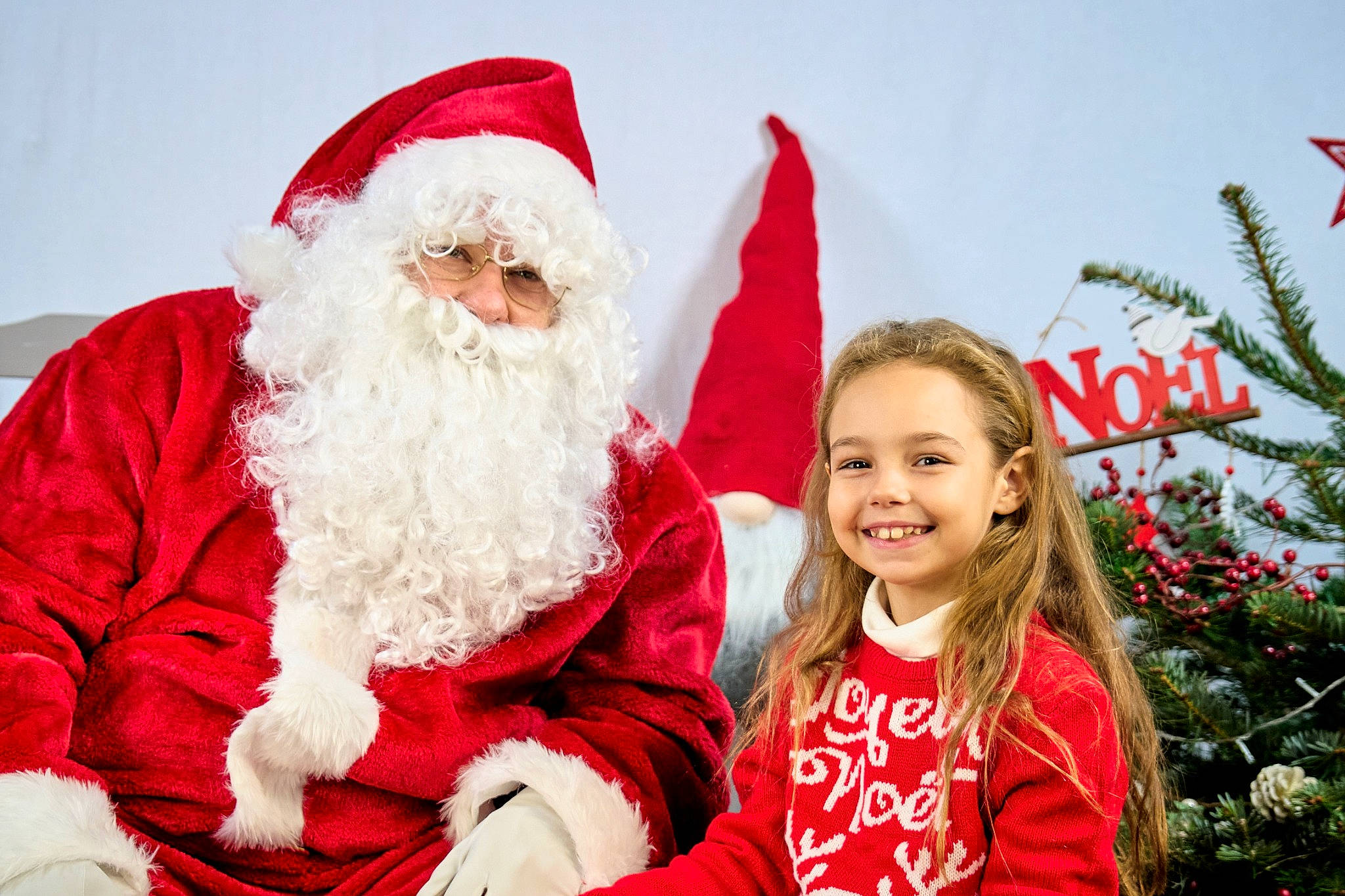 Francesca participe au concours pour gagner de l'argent avec cette photo : beard, costume_hat, event, facial_expression, facial_hair, fictional_character, fun, hair, happy, head, holiday, human_body, joy, lap, outerwear, people_in_nature, person, santa_claus, smile, toddler