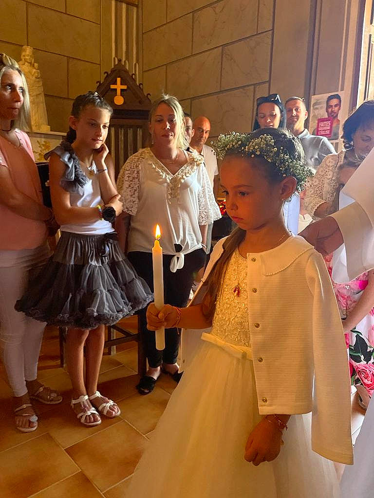 Francesca participe au concours pour gagner de l'argent avec cette photo : blurred, bridal_accessory, bridal_clothing, child, dress, event, facial_expression, fashion_design, flooring, formal_wear, fun, gown, happy, jewellery, necklace, person, rite, ritual, temple, tradition