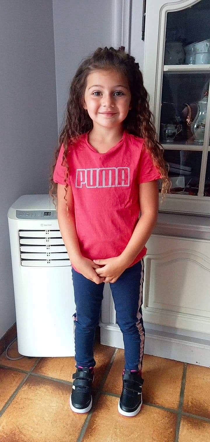 Louna a rejoint le concours — aidez-le/la à gagner de superbes lots ! blond, denim, gas, hair, happy, home_appliance, jeans, joint, joy, knee, magenta, person, pink, sleeve, smile, sportswear, standing, t_shirt, thigh, trunk