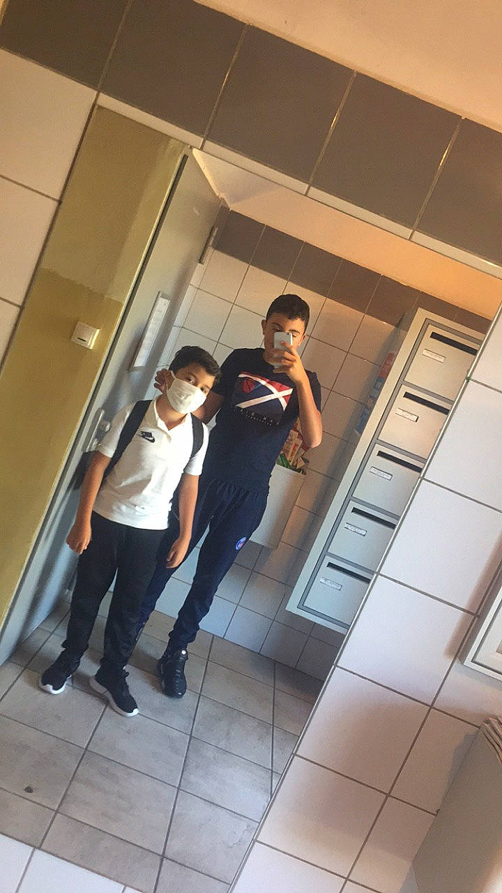 Rayhan participe au concours pour gagner de l'argent avec cette photo : architecture, fun, leg, person, photography, room, tile