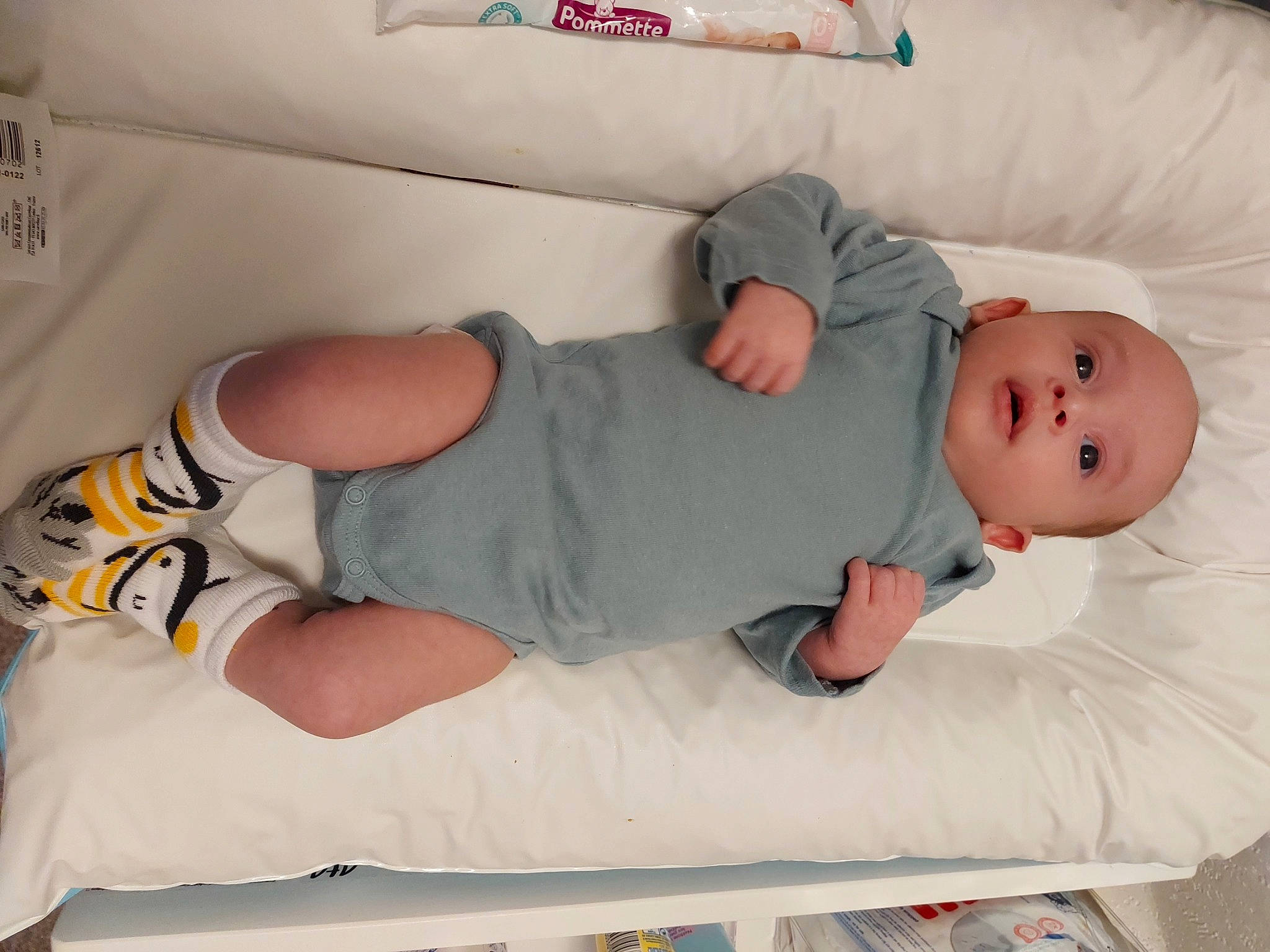 Ismail a rejoint le concours — aidez-le/la à gagner de superbes lots ! baby, baby_products, baby_safety, baby_sleeping, baby_toddler_clothing, child, comfort, diaper, elbow, health_care, hospital_bed, human_leg, joint, knee, linens, medical, person, room, thigh, toddler