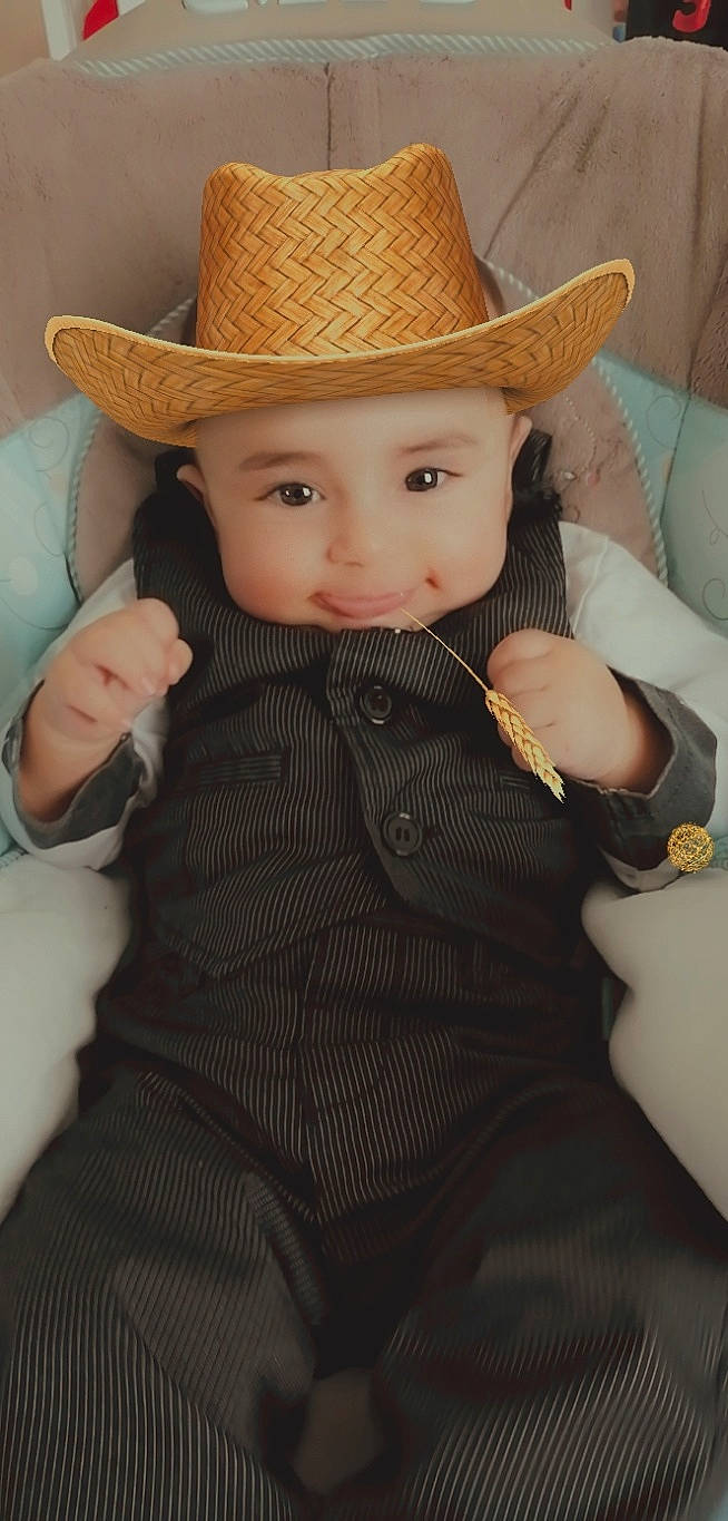 Tymaël participe au concours pour gagner de l'argent avec cette photo : baby, baby_toddler_clothing, child, collar, costume_hat, cowboy_hat, eye, face, fashion_accessory, formal_wear, fur, hat, head, headwear, iris, pattern, person, skin, sleeve, sun_hat