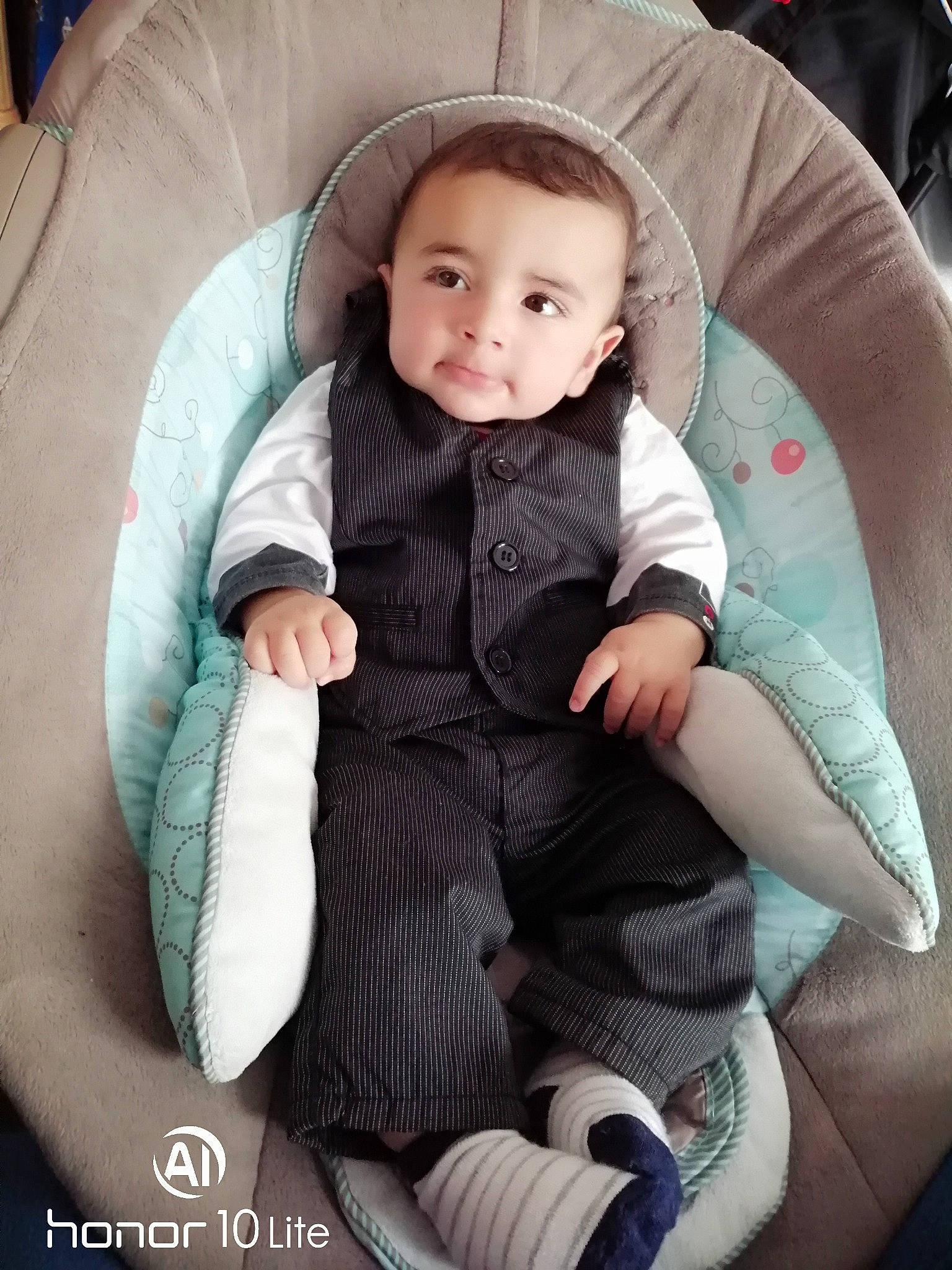 Tymaël participe au concours pour gagner de l'argent avec cette photo : baby, baby_carriage, baby_in_car_seat, baby_products, baby_toddler_clothing, car_seat, chair, child, comfort, couch, eye, hat, human_leg, lap, pattern, person, seat_belt, sitting, sleeve, steering_wheel