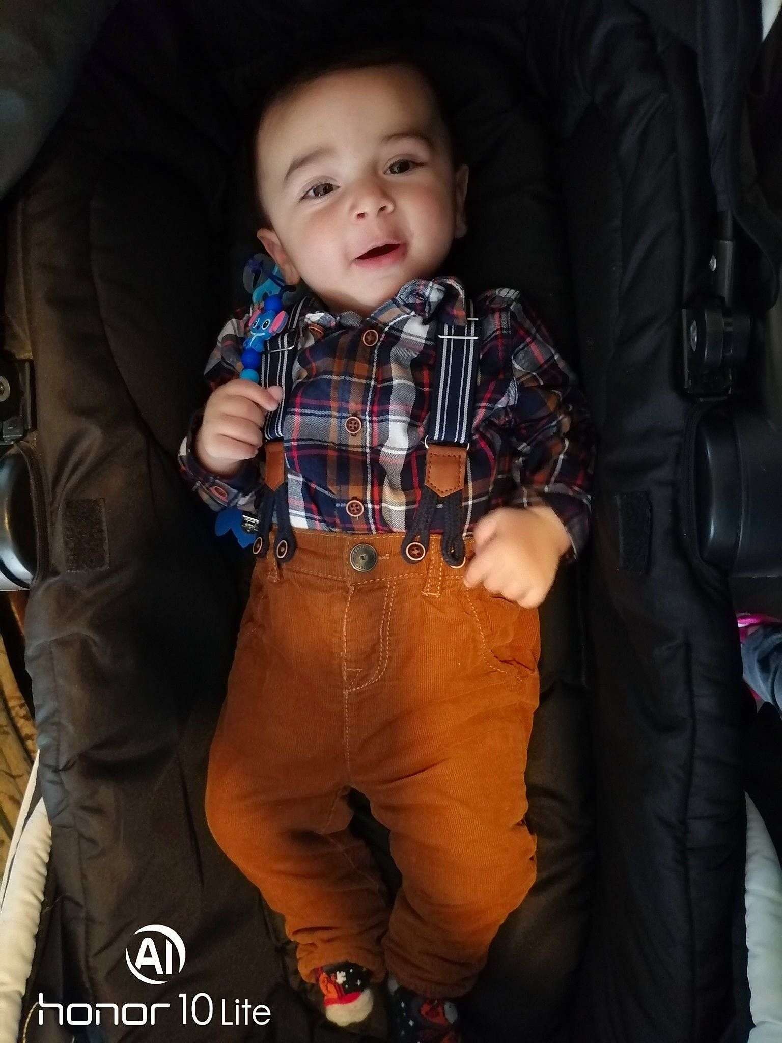 Tymaël participe au concours pour gagner de l'argent avec cette photo : baby, baby_toddler_clothing, cheek, collar, comfort, cool, flash_photography, fun, hand, happy, head, human_body, pattern, person, plaid, sitting, sleeve, smile, tartan, textile