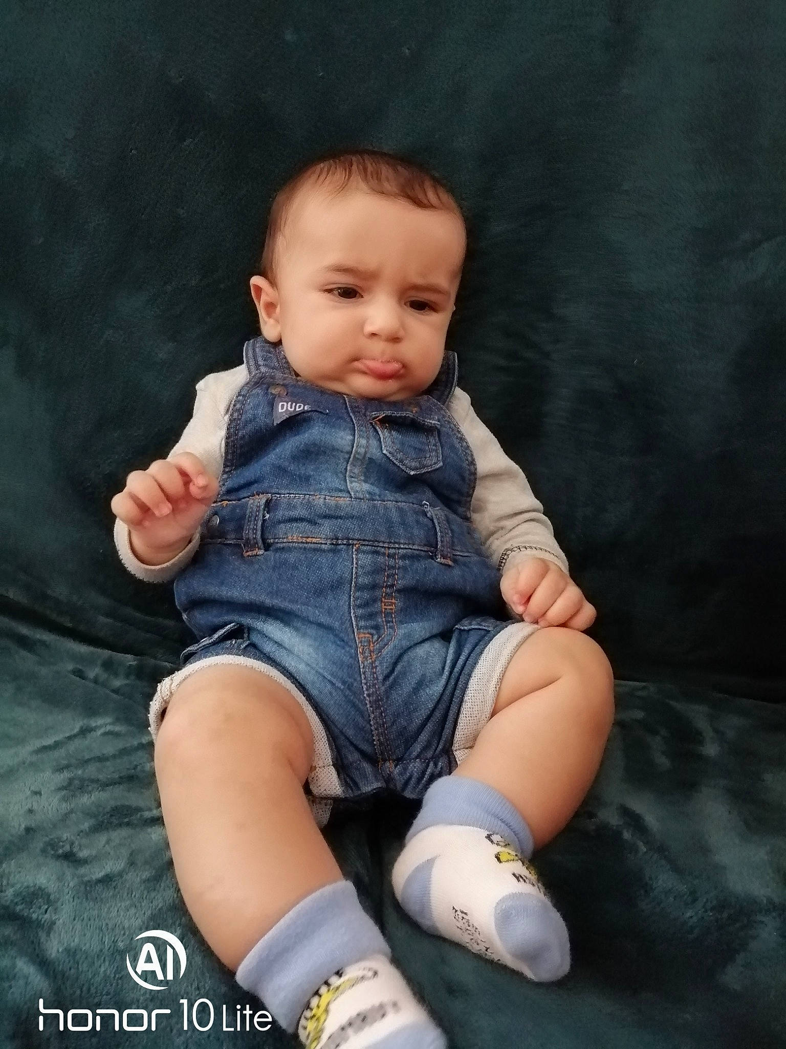 Tymaël a rejoint le concours — aidez-le/la à gagner de superbes lots ! baby_toddler_clothing, barefoot, chest, denim, face, finger, flash_photography, head, human_body, knee, leg, lip, neck, person, shoulder, skin, sleeve, t_shirt, thigh, trunk