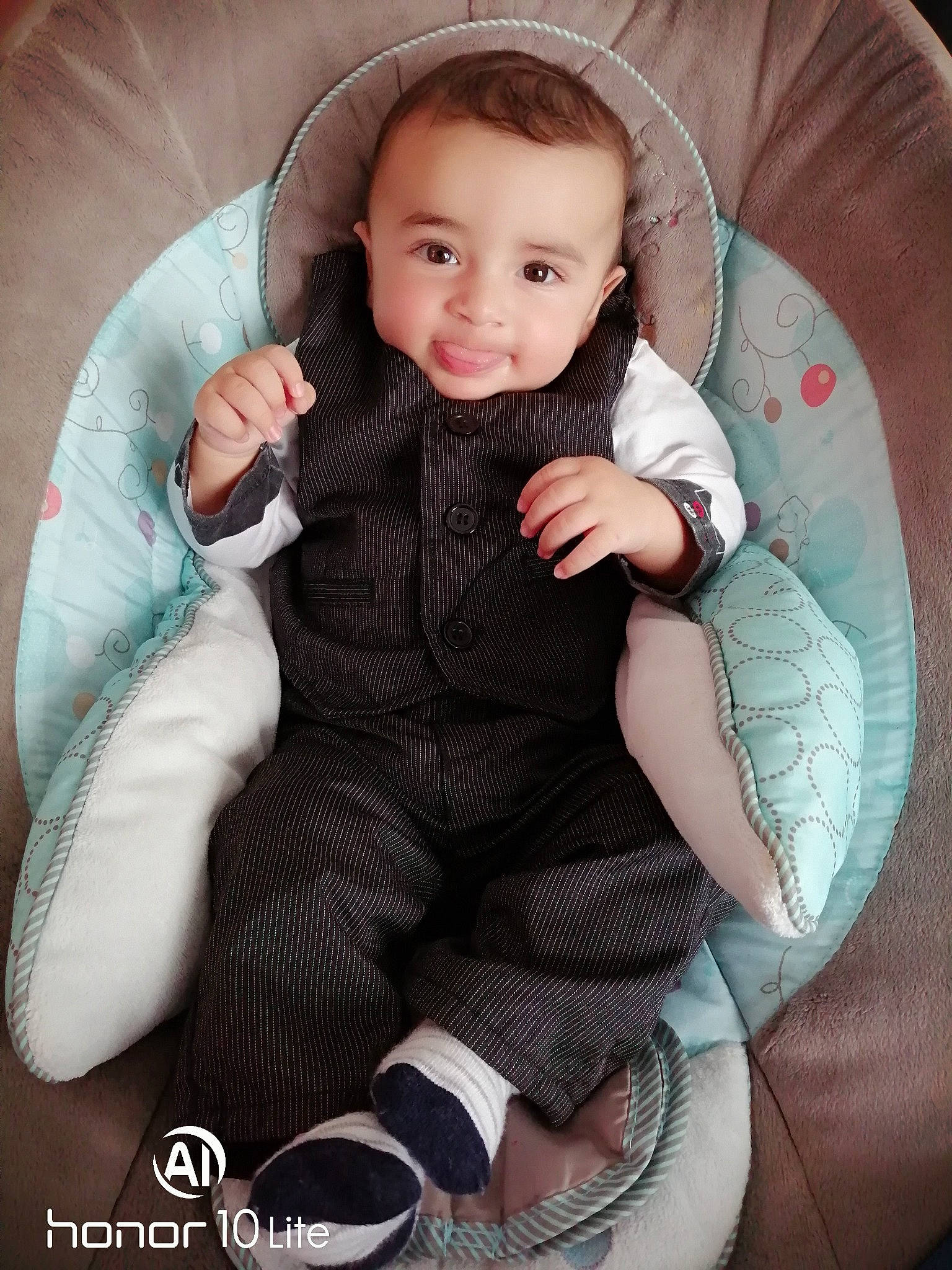 Tymaël a rejoint le concours — aidez-le/la à gagner de superbes lots ! arm, baby, baby_carriage, baby_toddler_clothing, comfort, eye, face, finger, hair, hand, head, human_body, iris, joy, lap, leg, mouth, person, skin, sleeve