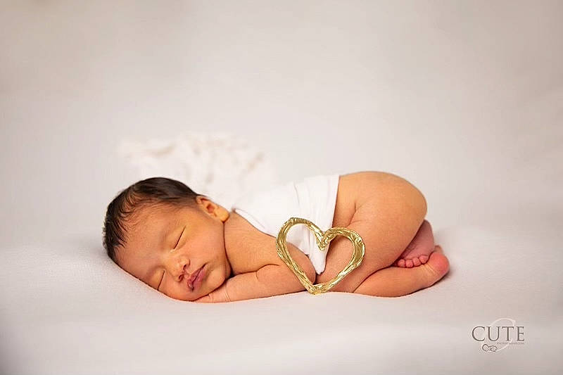 Yasmani is registered to the contest to win money with this photo: arm, baby, baby_toddler_clothing, child, comfort, fashion_accessory, flash_photography, flesh, foot, hair_accessory, happy, headband, human_body, human_leg, jewellery, person, portrait_photography, sitting, toddler, wood