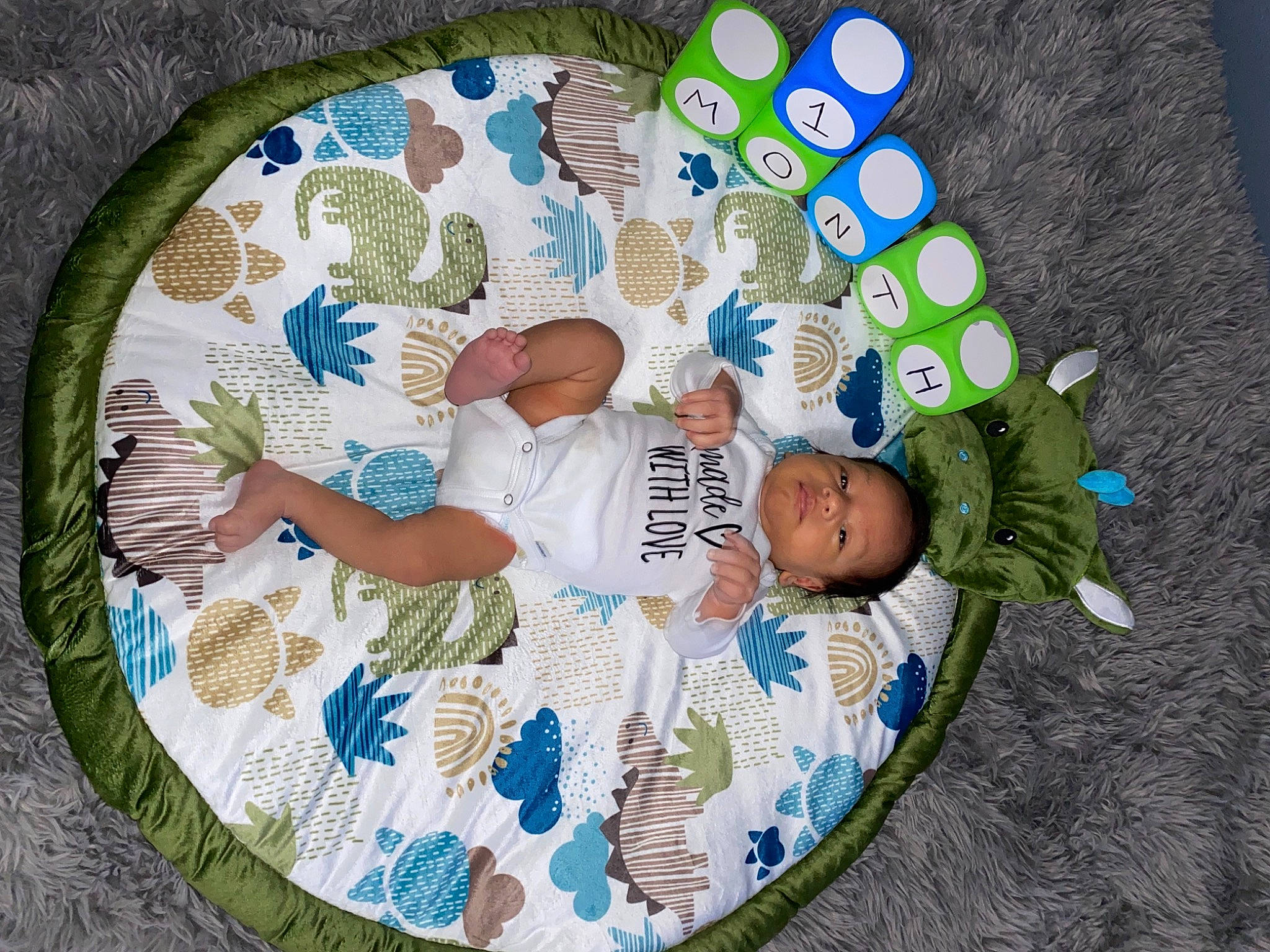 Yasmani is registered to the contest to win money with this photo: baby_products, circle, comfort, design, dishware, event, grass, leisure, linens, pattern, person, plate, platter, porcelain, product, serveware, sleeve, t_shirt, tableware, textile