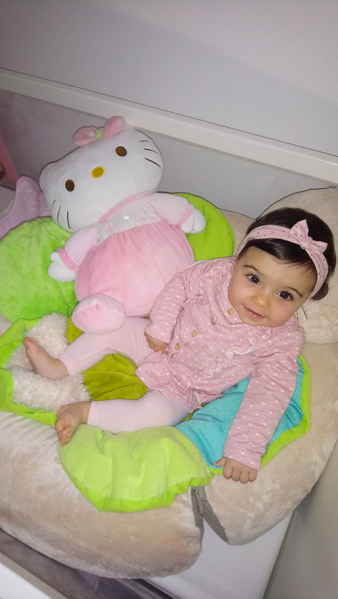 Luana participe au concours pour gagner de l'argent avec cette photo : baby, baby_products, child, infant_bed, joy, person, pink, product, room, stuffed_toy, toddler