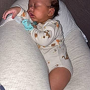 Kaïs participe au concours pour gagner de l'argent avec cette photo : baby, child, clothing, comfort, couch, cushion, cute, face, hand, home, indoors, infant, nap, onesie, pacifier, peaceful, relaxation, resting, sleeping, soft_texture