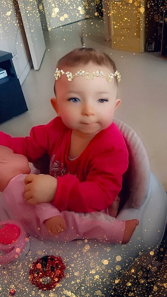 Doriane a rejoint le concours — aidez-le/la à gagner de superbes lots ! baby, cheek, child, face, hair_accessory, head, person, pink, skin, toddler