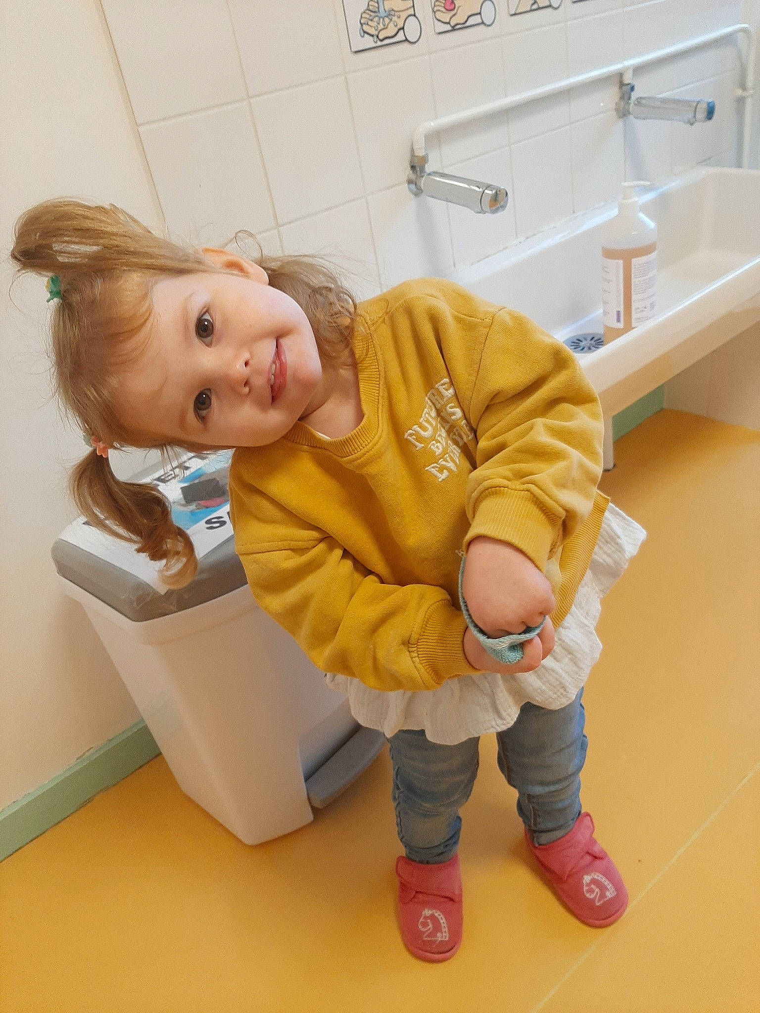 Swanny participe au concours pour gagner de l'argent avec cette photo : baby, baby_toddler_clothing, cabinetry, child, cleanliness, comfort, floor, flooring, foot, hardwood, household_supply, joy, laundry_room, person, plumbing_fixture, room, shoe, sink, sitting, tap