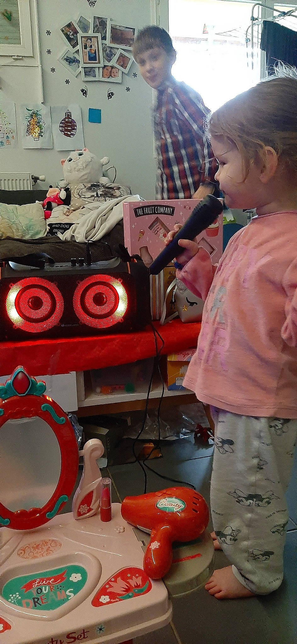 Swanny a rejoint le concours — aidez-le/la à gagner de superbes lots ! artist, audio_equipment, automotive_design, automotive_tire, electronic_device, electronic_instrument, entertainment, event, eyewear, fun, gadget, home_appliance, machine, microphone, music, organ, person, personal_protective_equipment, t_shirt, technology