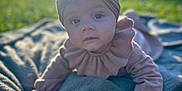 Jade participe au concours pour gagner de l'argent avec cette photo : baby, infant, headband, blanket, outdoor, sunlight, grass, cute, soft, portrait, child, toddler, headwear, clothing, smiling, face, hands, nature, daylight, closeup