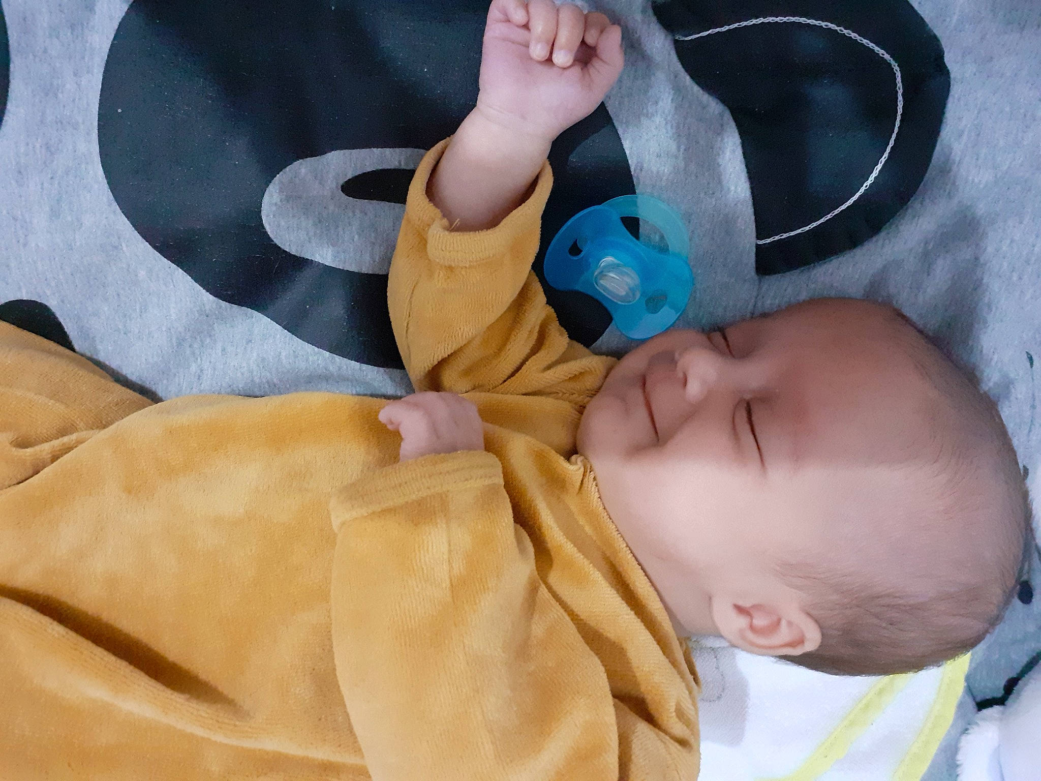 Leeroy a rejoint le concours — aidez-le/la à gagner de superbes lots ! baby, baby_in_car_seat, baby_products, baby_safety, baby_sleeping, baby_toddler_clothing, cheek, child, comfort, eye, finger, gesture, hand, head, linens, person, skin, sleeve, textile, thumb