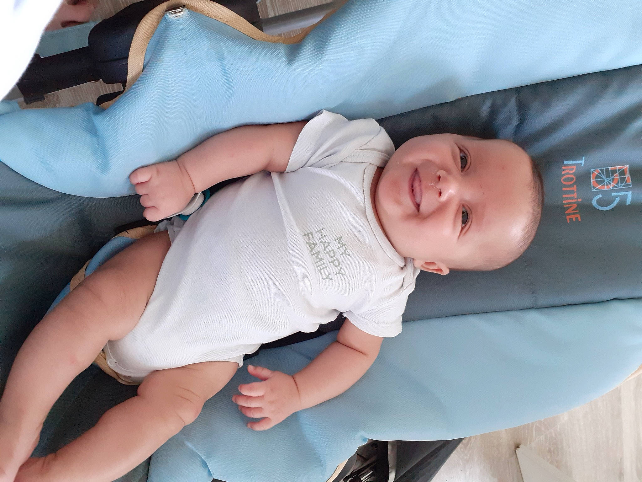 Leeroy a rejoint le concours — aidez-le/la à gagner de superbes lots ! baby, baby_toddler_clothing, child, comfort, elbow, finger, gesture, hand, hat, human_body, joint, joy, knee, mammal, mouth, person, product, skin, smile, thigh